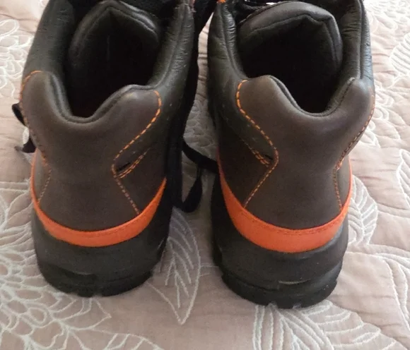 Nike ACG Brown and Black Sneakers - Picture 5 of 5